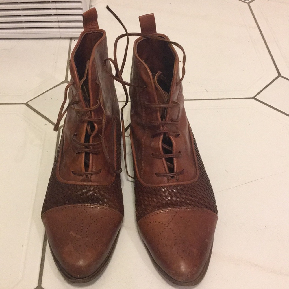 Lace up ankle boots 6.5M